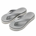 Zehentrenner Größe 42/43 aus Kunststoff Grau Weiß mit profilierter Sohle für Freizeit und Strand